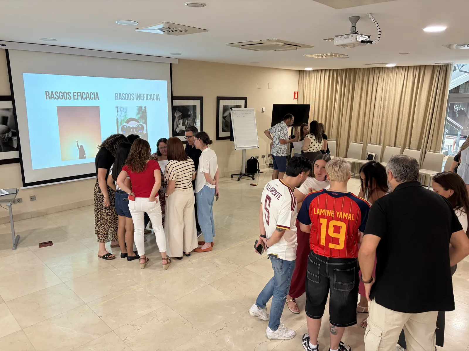 Grupo en círculo durante una dinámica de comunicación y resolución de conflictos