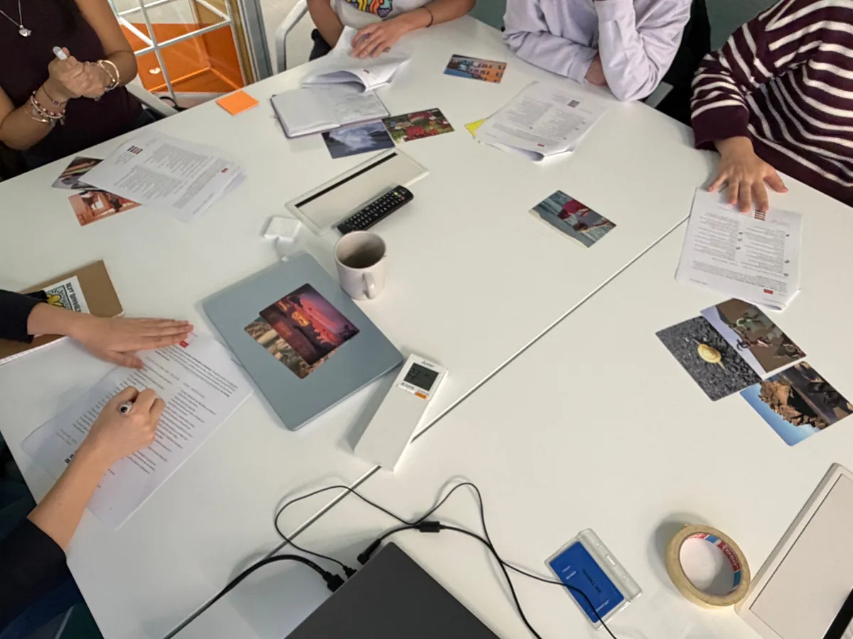 Mesa de trabajo de un taller de comunicación con tarjetas e imágenes